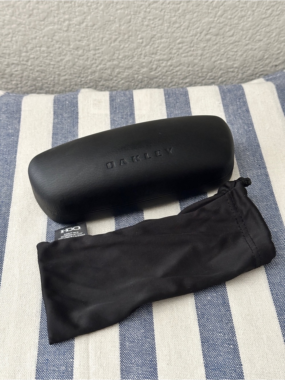 Oakley Black Hard Case with Black Microfiber Pouch Preowned Good